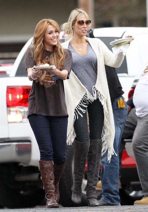 Miley Cyrus set of So Undercover in New Orleans 12/15/10 Gal Number : 2012110918280513c8-14