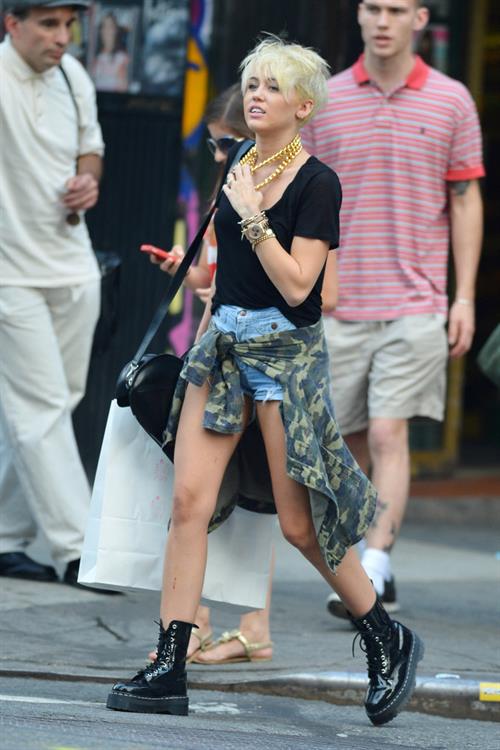 Miley Cyrus Pictures Miley Cyrus - Out shopping in New York City August 23, 2012