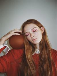 Larsen Thompson taking a selfie