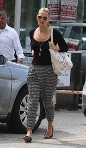 Molly Sims - Heads to the doctor's office for an appointment in West Hollywood (17.05.2013) 