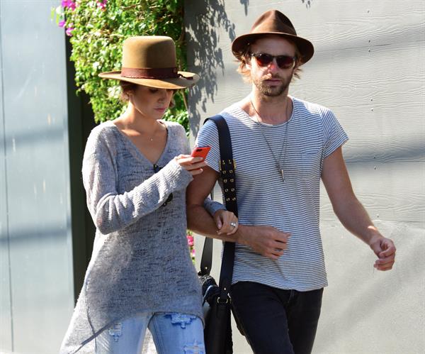 Nikki Reed spotted in ripped jeans in Venice (05.06.2013) 