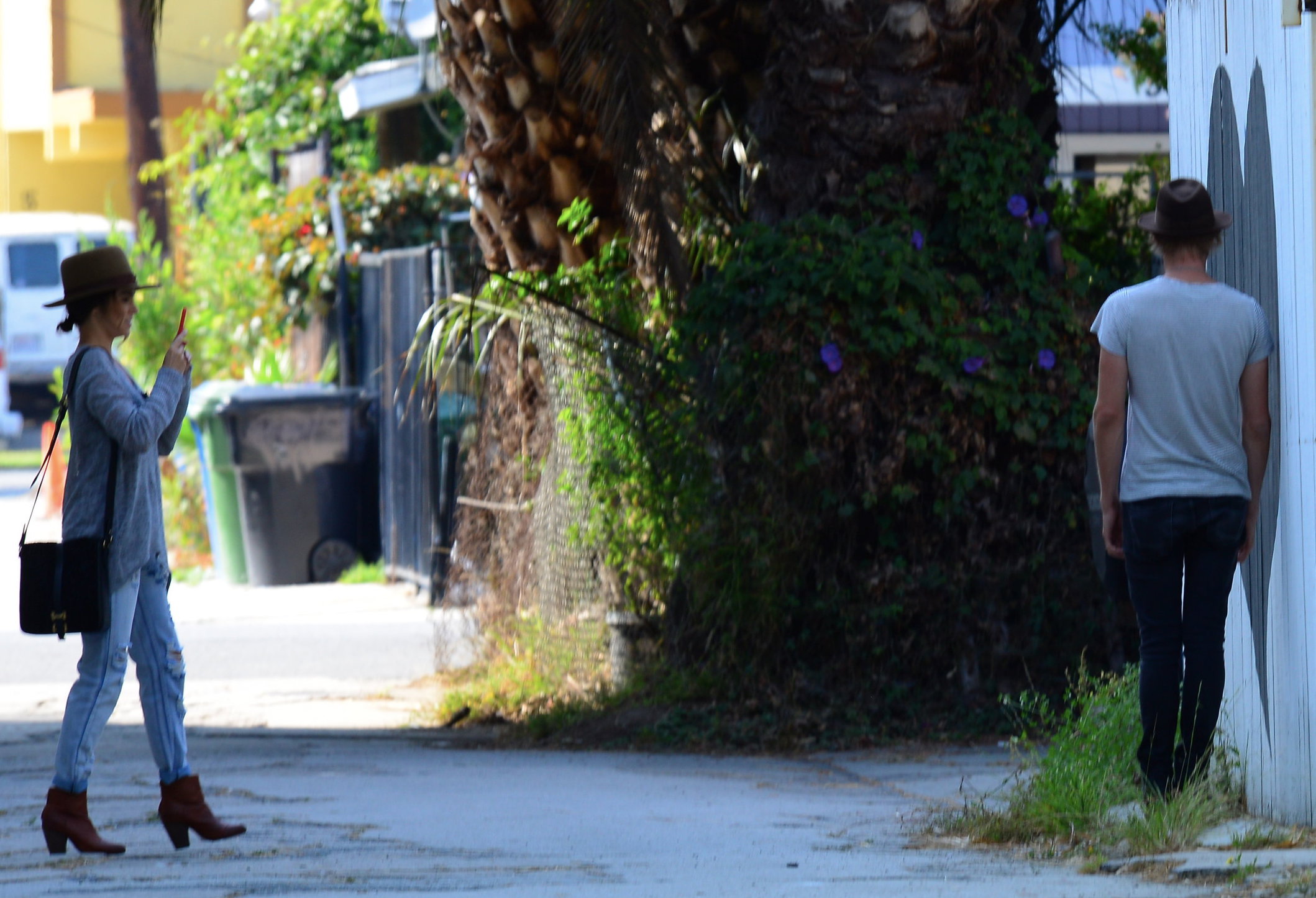 Nikki Reed spotted in ripped jeans in Venice (05.06.2013) 