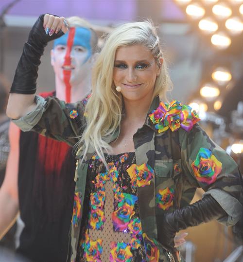 Kesha Performs on the Today Show in New York City (November 20, 2012) 
