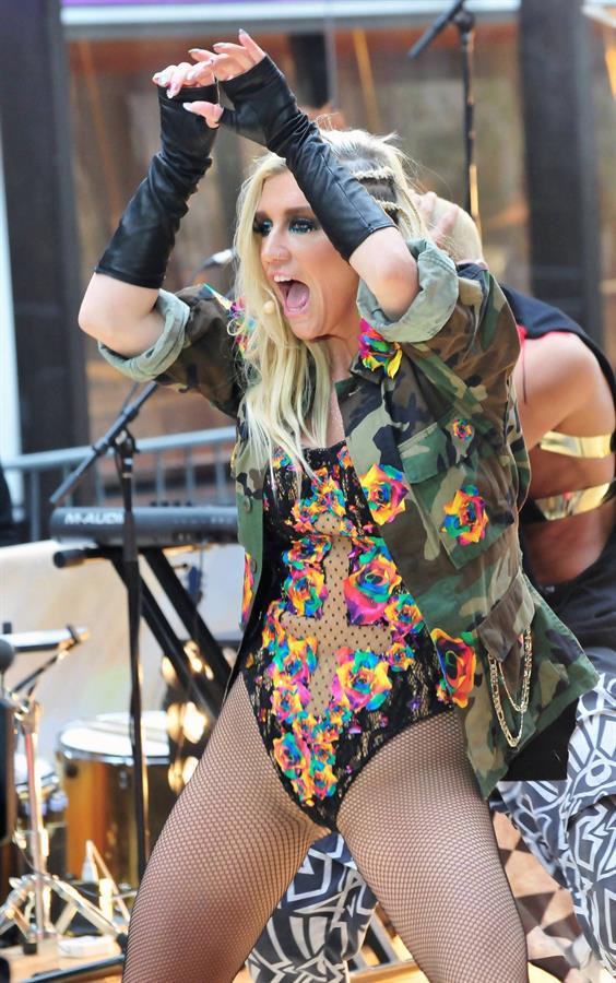 Kesha Performs on the Today Show in New York City (November 20, 2012) 