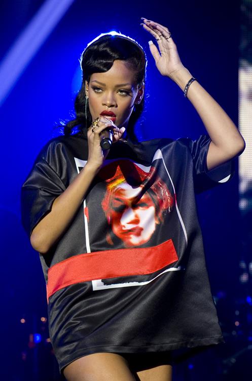 Rihanna backstage/performing during 777 Tour in Paris 11/17/12 