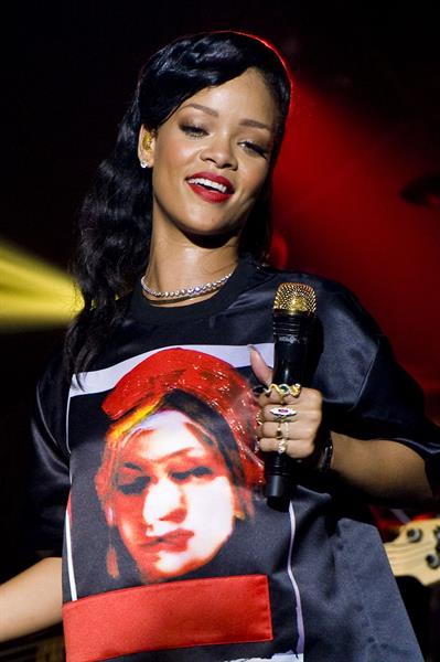 Rihanna backstage/performing during 777 Tour in Paris 11/17/12 