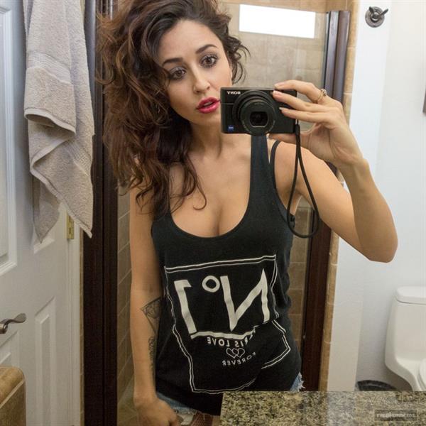 Tianna Gregory taking a selfie