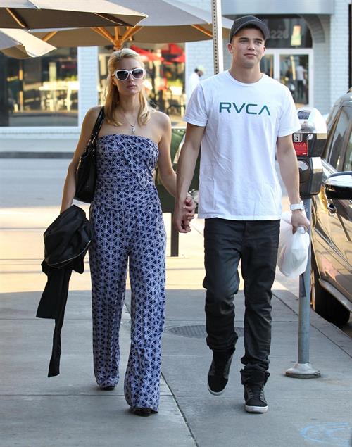 Paris Hilton Pictures Paris Hilton out And About in Beverly Hills 01.03.13