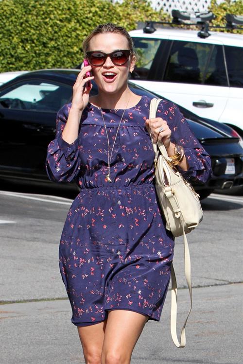 Reese Witherspoon - Out in Santa Monica (01.02.2013)