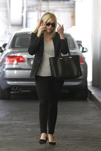 Reese Witherspoon - On the phone in Los Angeles (11.02.2013) 