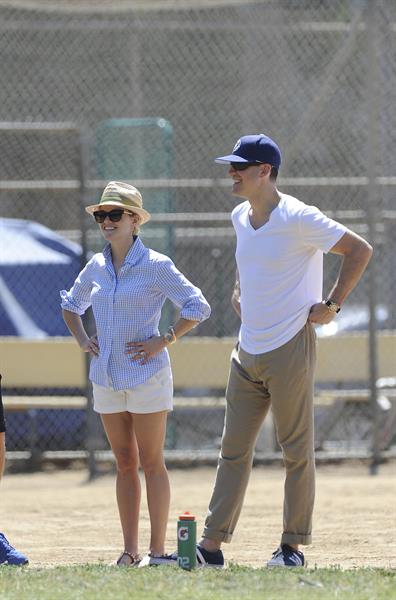 Reese Witherspoon Plays football with husband in Los Angeles (May 11, 2013) 