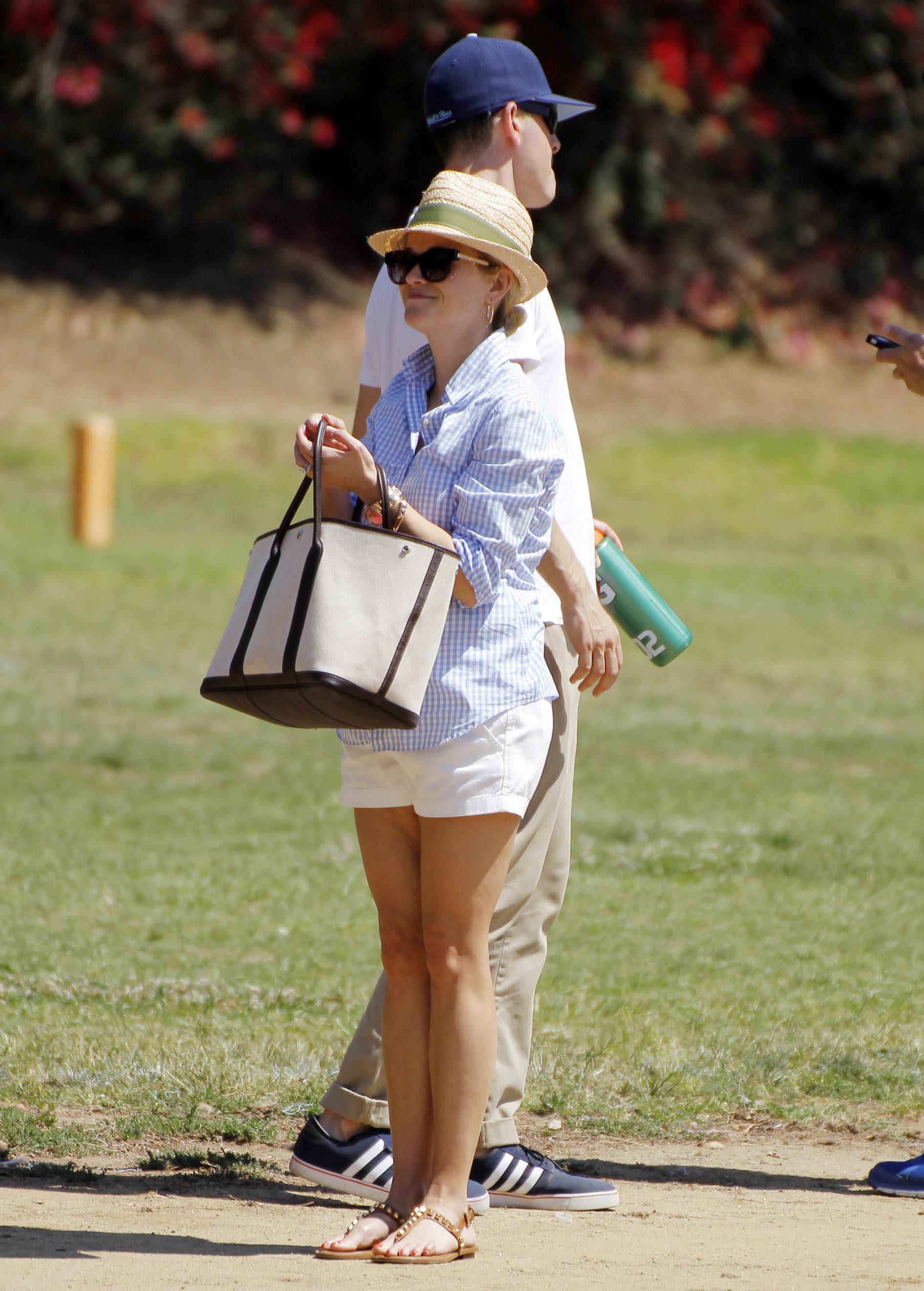Reese Witherspoon Pictures Reese Witherspoon Plays football with husband in Los Angeles (May 11, 2013)