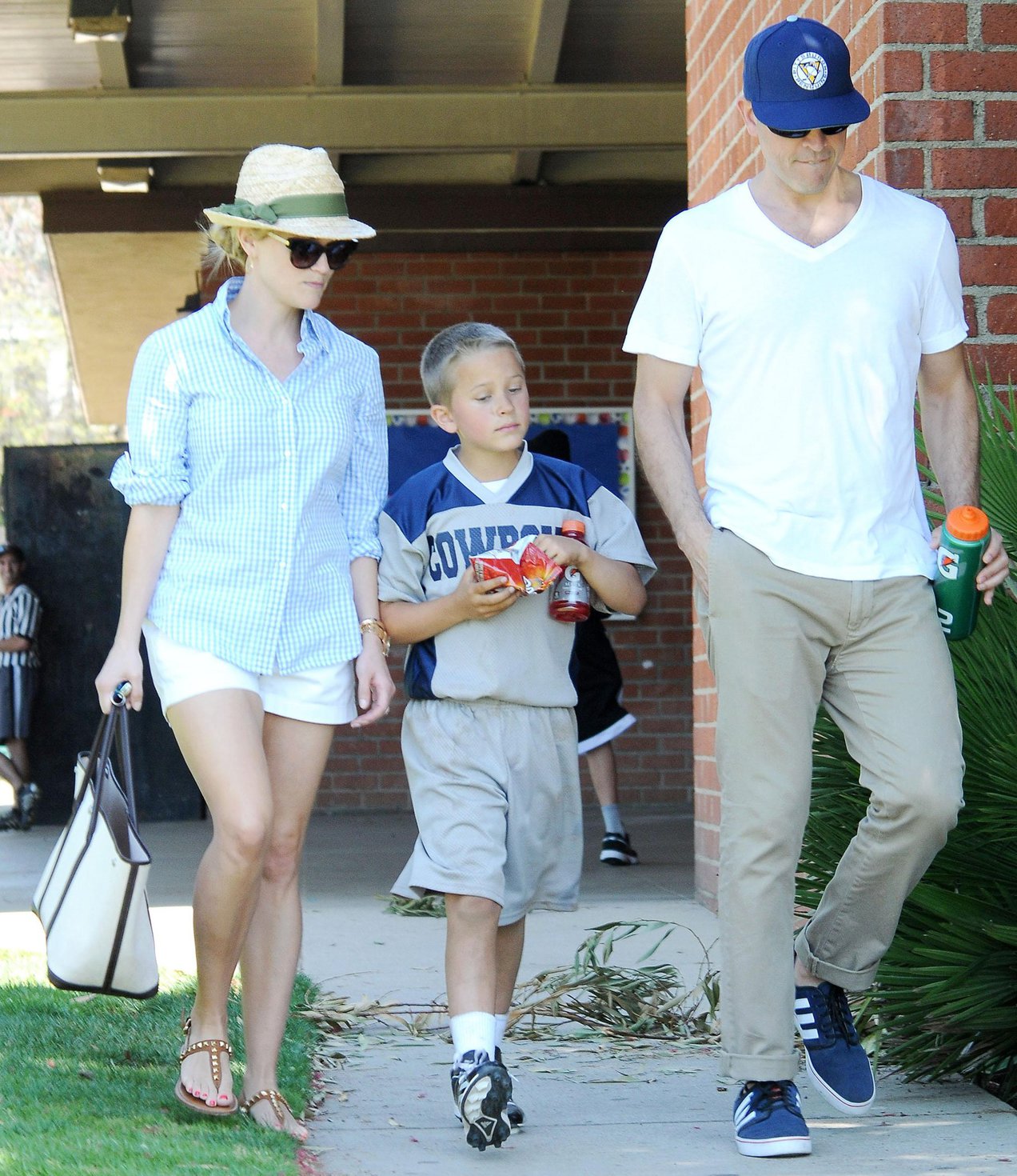 Reese Witherspoon Pictures Reese Witherspoon Plays football with husband in Los Angeles (May 11, 2013)