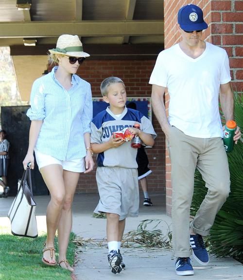 Reese Witherspoon Plays football with husband in Los Angeles (May 11, 2013) 