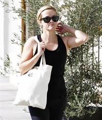 Reese Witherspoon - Heads to Kinetic Cycling for workout in Brentwood (21.06.2013) 