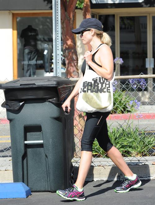 Reese Witherspoon - Heads to Kinetic Cycling for workout in Brentwood (21.06.2013) 
