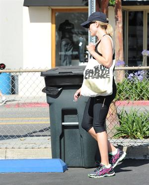 Reese Witherspoon - Heads to Kinetic Cycling for workout in Brentwood (21.06.2013) 