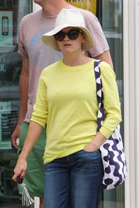 Reese Witherspoon - Out and about in Malibu (05.07.2013)  
