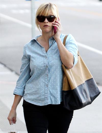 Reese Witherspoon Chats on the telephone in Los Angeles (November 20, 2012) 