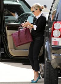 Reese Witherspoon Heads out for lunch in Beverly Hills (November 14, 2012) 