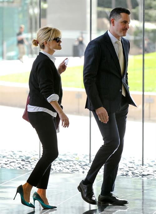 Reese Witherspoon Heads out for lunch in Beverly Hills (November 14, 2012) 