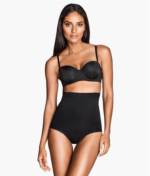 Emanuela de Paula in lingerie