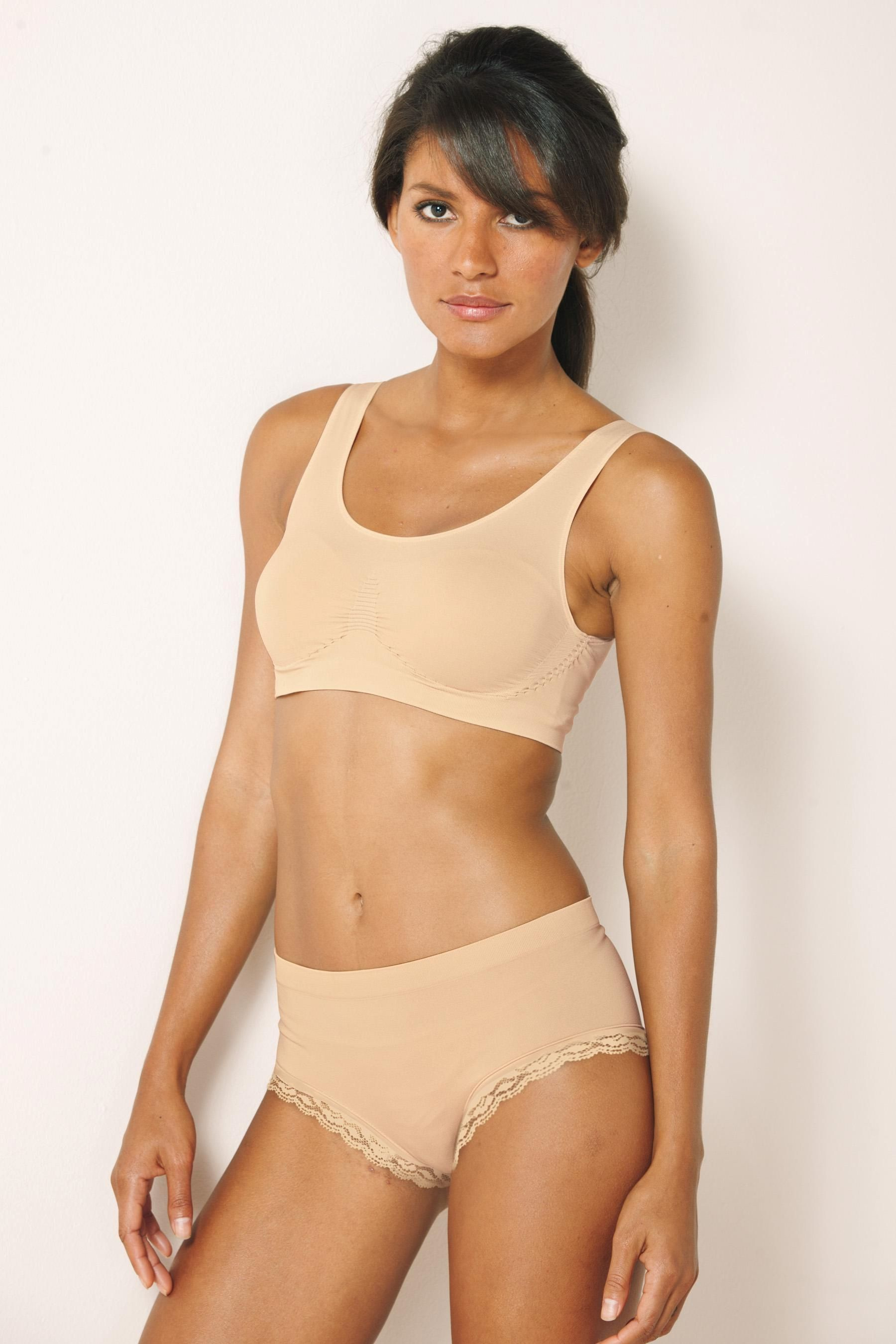 Emanuela de Paula in lingerie