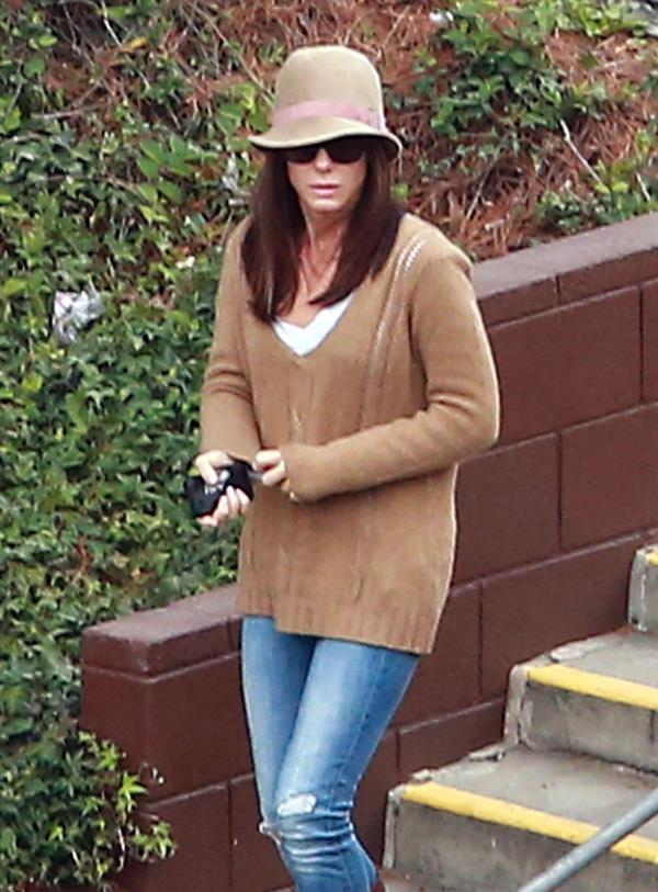 Sandra Bullock - Afternoon school run in Los Angeles (20.02.2013) 