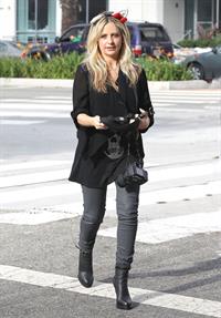 Sarah Michelle Gellar drops off her daughter at school in Santa Barbara  on Halloween 2012