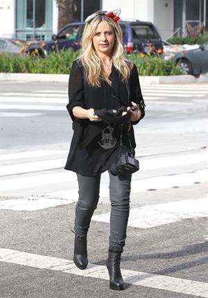 Sarah Michelle Gellar drops off her daughter at school in Santa Barbara  on Halloween 2012