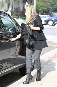 Sarah Michelle Gellar drops off her daughter at school in Santa Barbara  on Halloween 2012