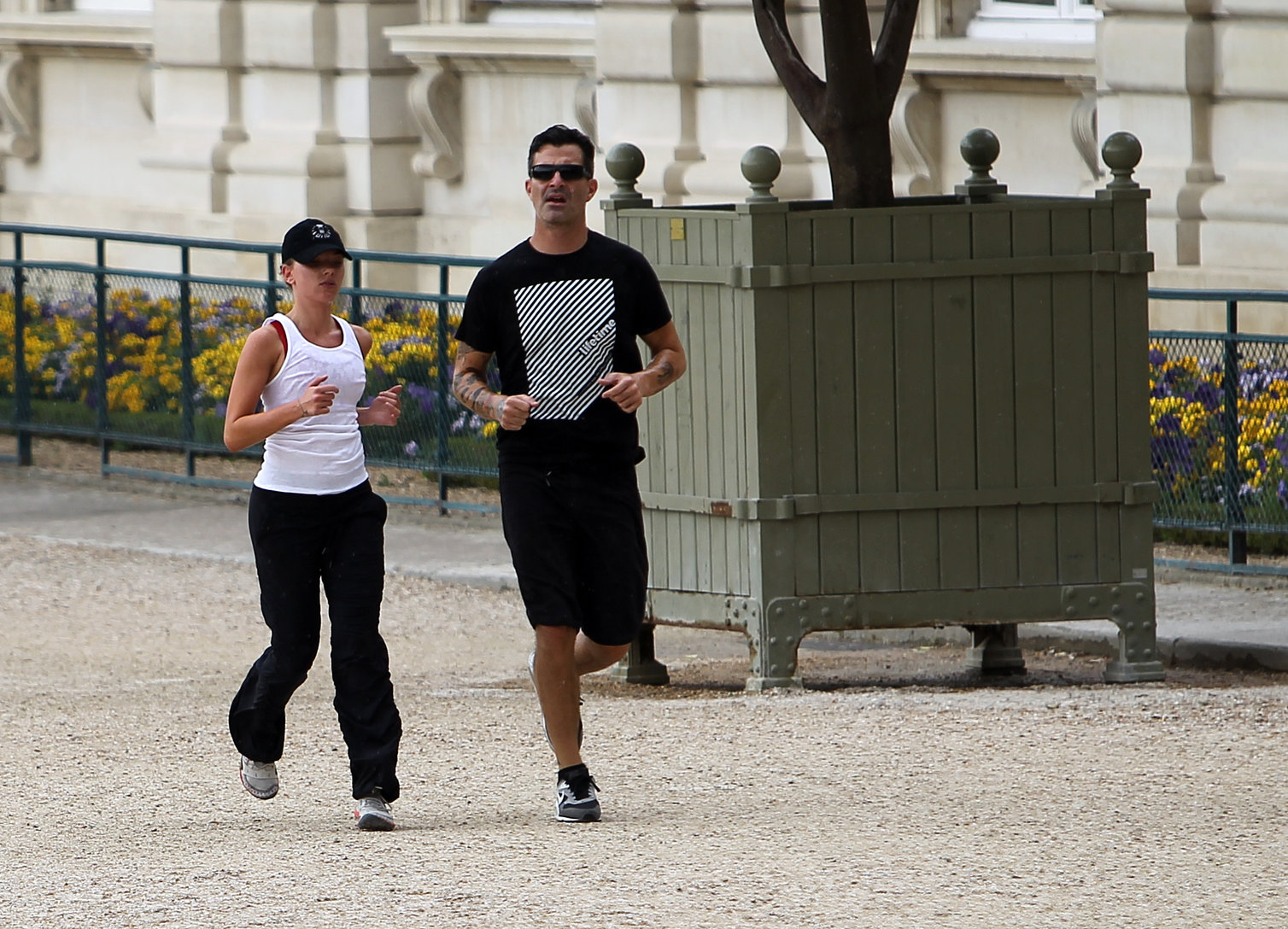 Scarlett Johansson Pictures Scarlett Johansson - Jogging in the Jardin du Luxembourg in Paris on August 20, 2012