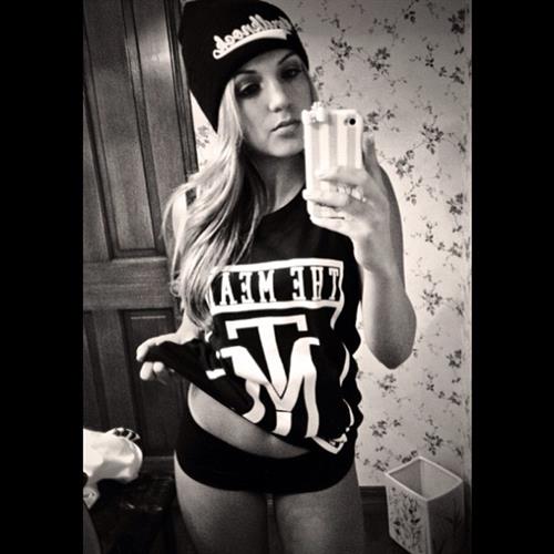 Lauren Mariee taking a selfie