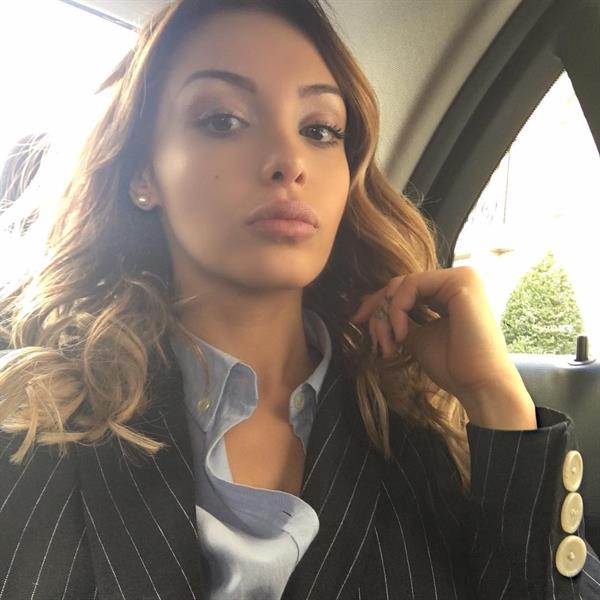 Nabilla Benattia taking a selfie