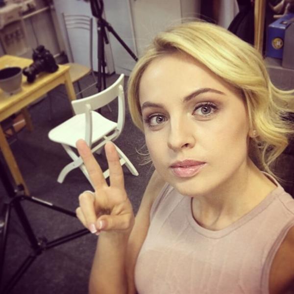 Yanina Studilina taking a selfie