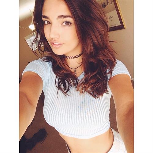 Hailee Lautenbach taking a selfie