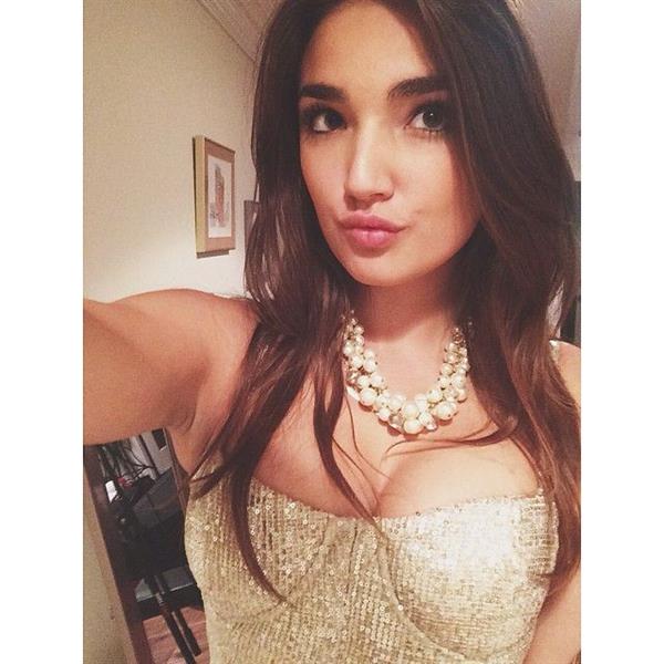 Hailee Lautenbach taking a selfie