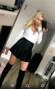 Lindsey Pelas taking a selfie