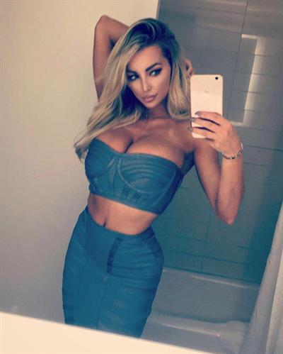 Lindsey Pelas taking a selfie