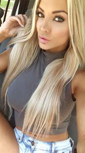 Lindsey Pelas taking a selfie