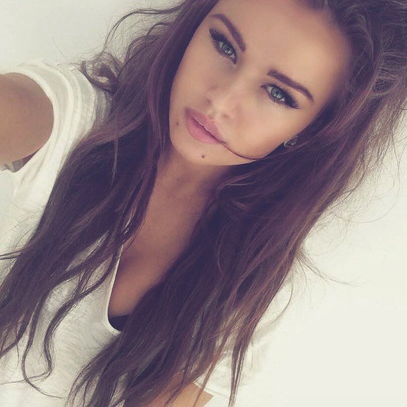Rosie Mac taking a selfie
