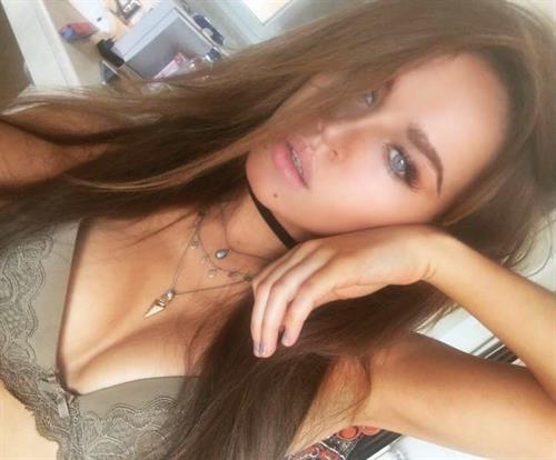 Rosie Mac taking a selfie
