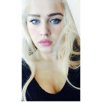 Rosie Mac taking a selfie