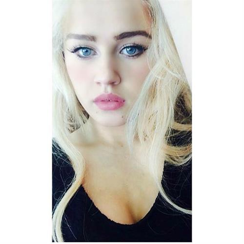 Rosie Mac taking a selfie