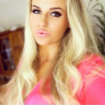 Anna Nyström taking a selfie