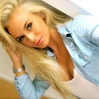 Anna Nyström taking a selfie