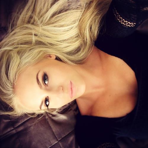 Anna Nyström taking a selfie