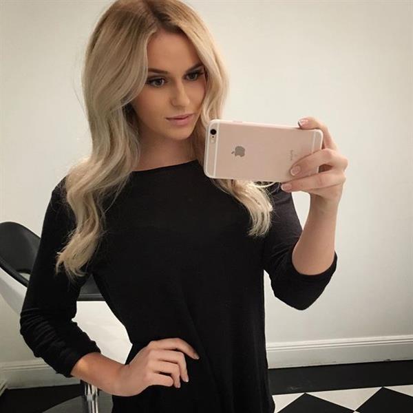 Anna Nyström taking a selfie