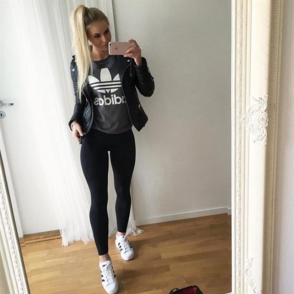 Anna Nyström taking a selfie