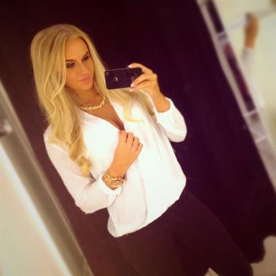 Anna Nyström taking a selfie